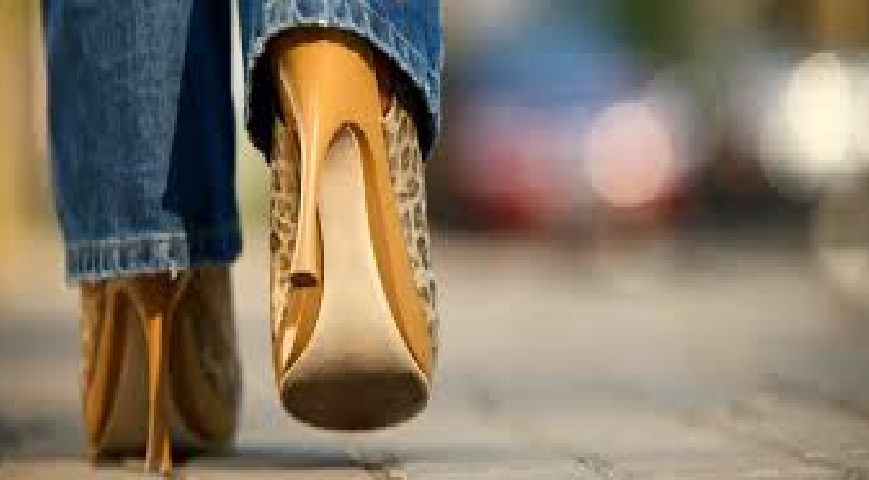 How to comfortably walk in heels